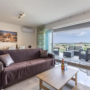3 Bedroom - Walking Distance From Airport Gudja